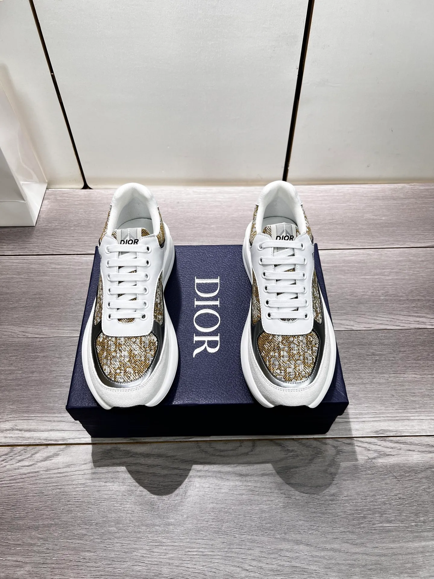 Factory price: 440💰Dior official website new style🎁🎁fashionable casual men's shoes👟, popular style💥simple and elegant version, exclusive for trendy men. Unique official website latest brand elements 👑original decoration, fashionable and generous, imported first-layer cowhide with original fabric✅breathable mesh lining, official website designated wear-resistant casual outsole, counter classic model taken in kind🎬Four colors available, code 38-44. Can be customized 45 non-returnable